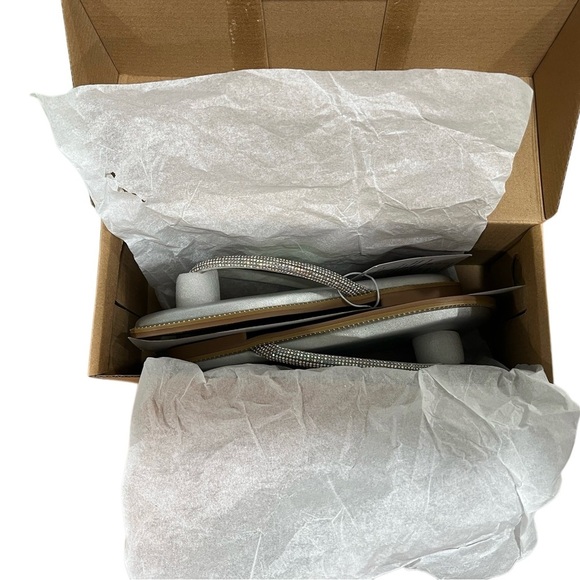 NianEr Silver Sparkly Rhinestone Flip Flop Sandals Comfort Foam Size 6 New - Picture 6 of 7